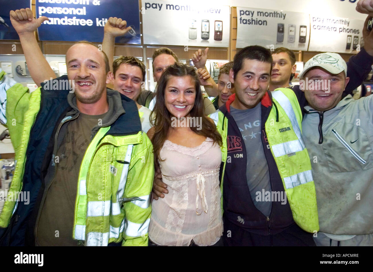 Ehemalige Big Brother 7 Mitbewohner Imogen Thomas ist das Zentrum der Aufmerksamkeit mit einer Gruppe von Arbeitern Stockfoto