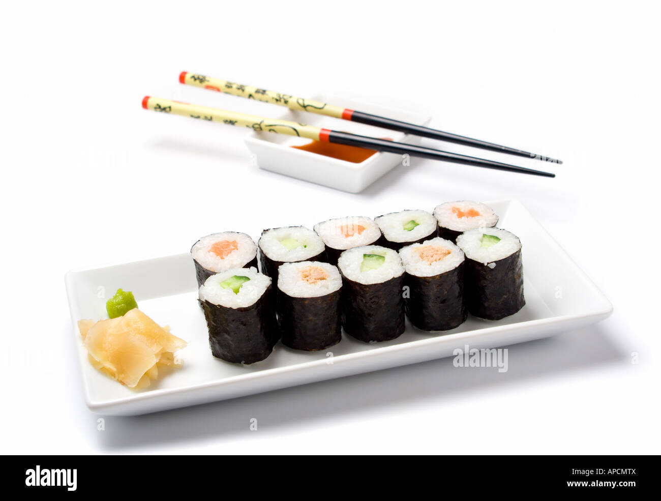 rechteckige weiße Platte mit quadratischen Platte mit Sojasauce und ausgeruht Stäbchen, Wasabi, Ingwer und Maki sushi Stockfoto