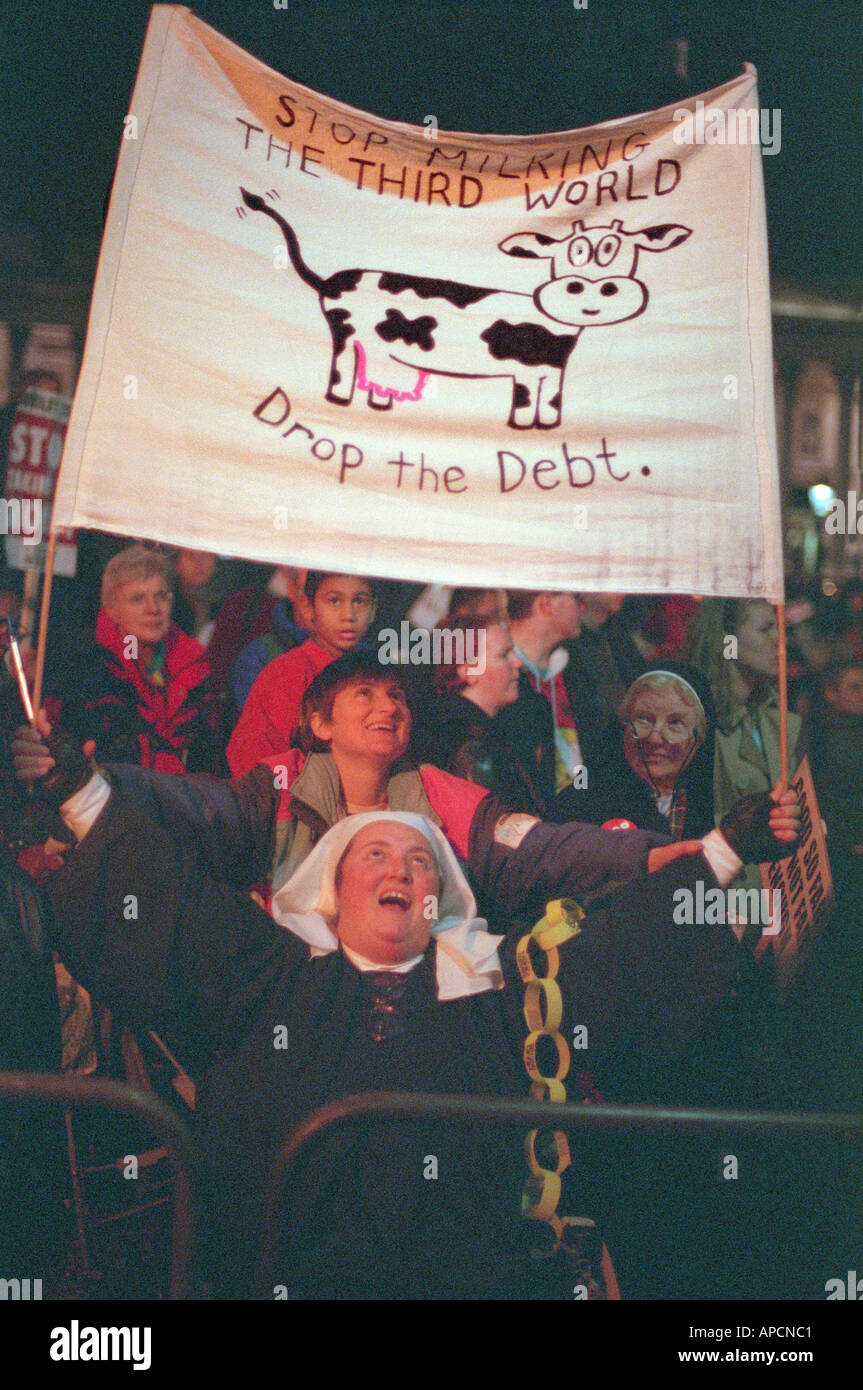 Eine Nonne auf einer Friedensdemonstration fordern die wohlhabenden Nationen, 3. Welt Schulden fallen. Stockfoto