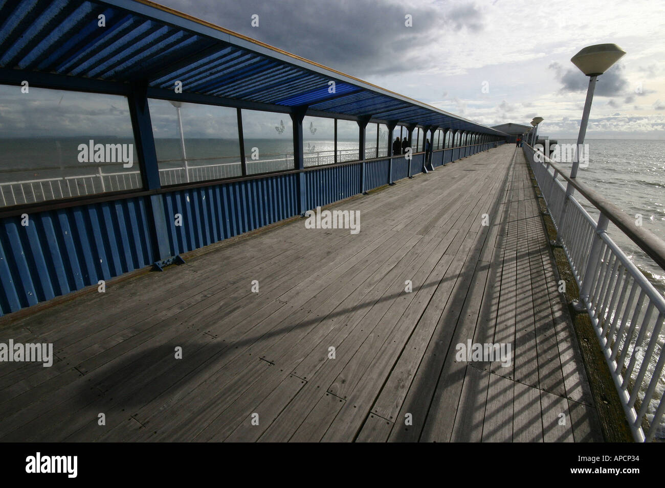 Schatten einer Lampe auf Boscombe Pier Stockfoto