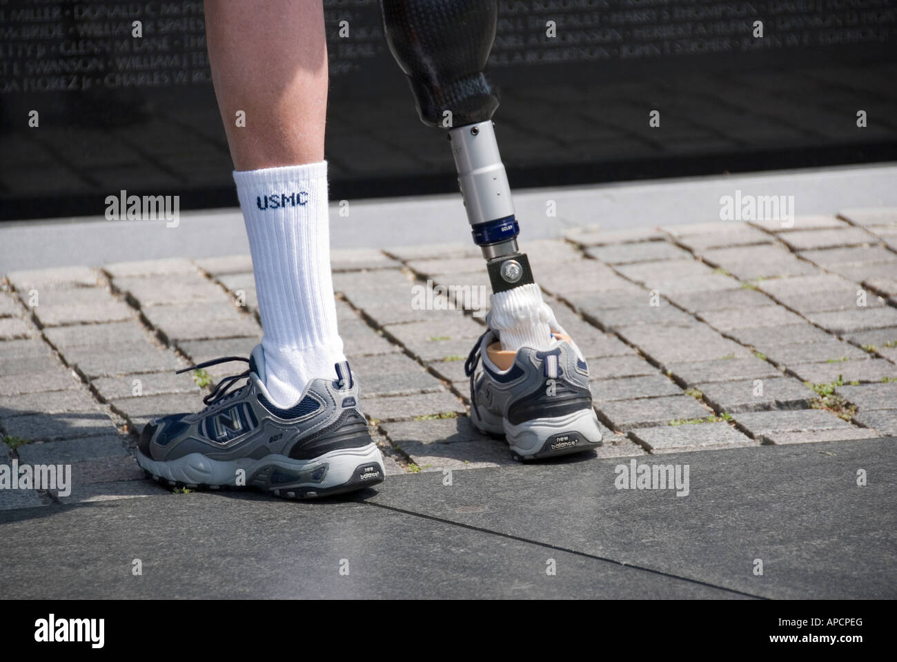 Eine United States Marine Corps Veteran sucht Panel 2E in der Nähe der Spitze des Vietnam Veterans Memorial Wall in Washington, D.C. Stockfoto