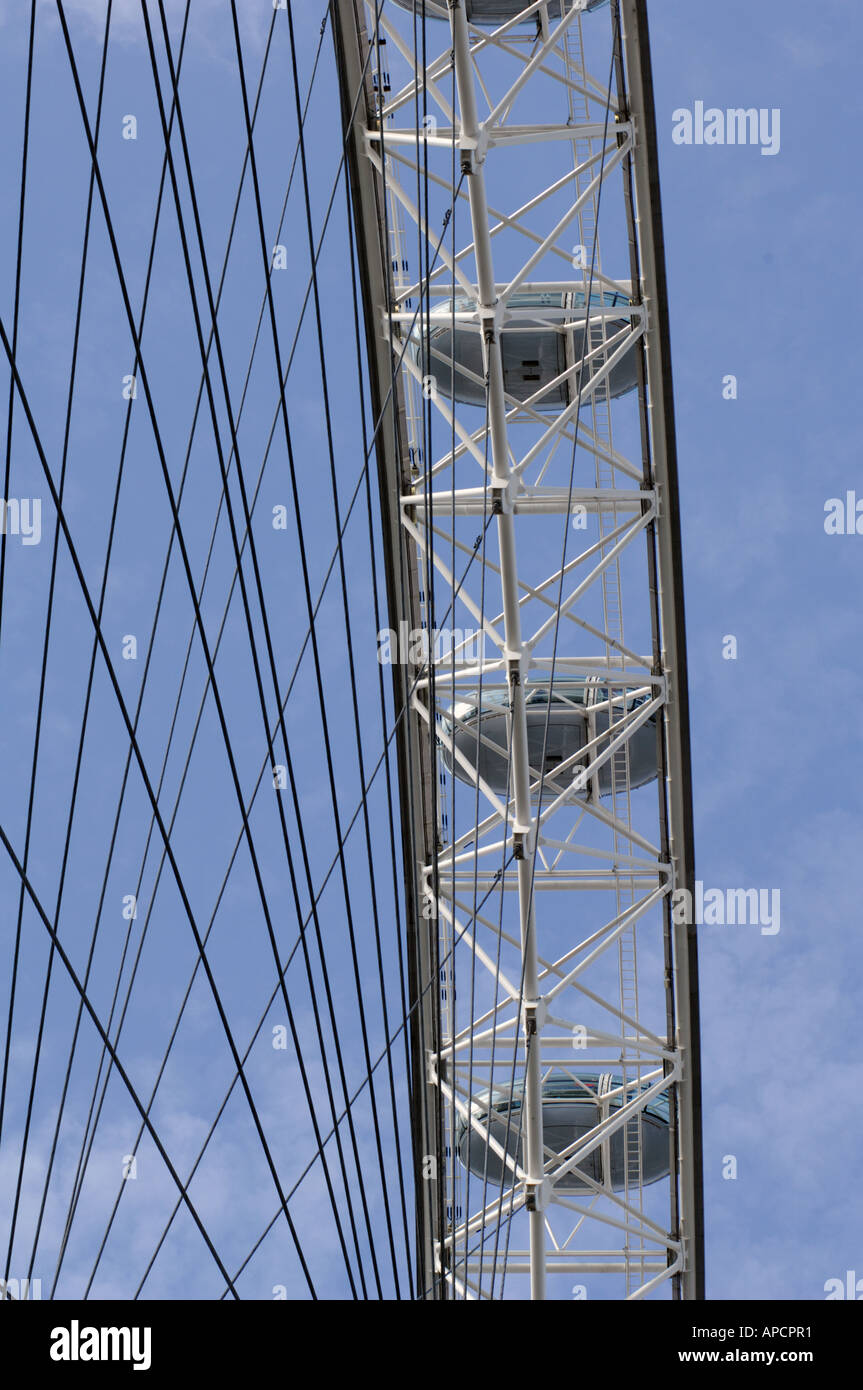 Verschiedene schräg auf das London Eye Riesenrad Südufer des River Thames England Großbritannien Stockfoto