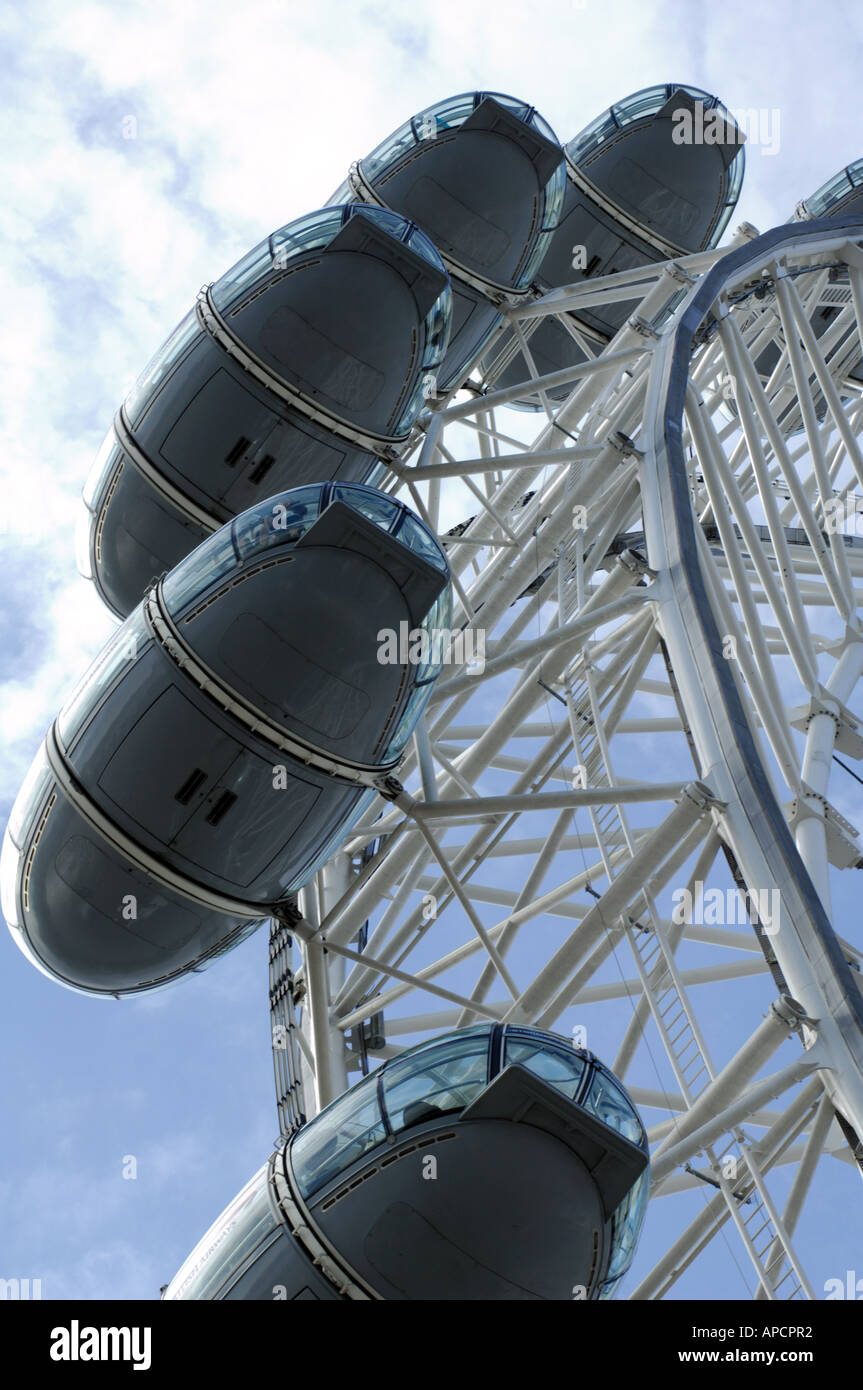 Verschiedene schräg auf das London Eye Riesenrad Südufer des River Thames England Großbritannien Stockfoto