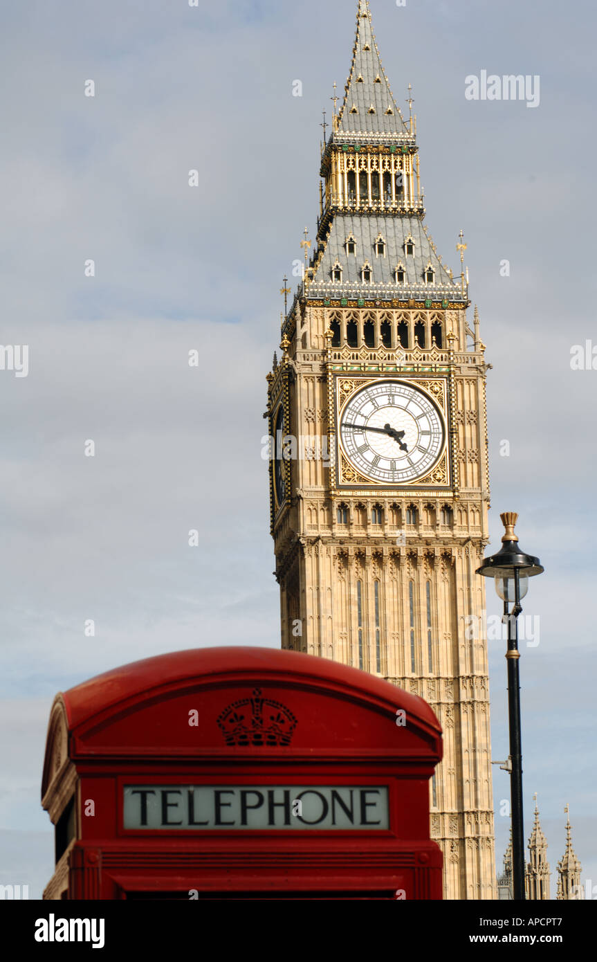 Big Ben Uhrturm mit roten Telefon box im Vordergrund Westminster London uk Stockfoto