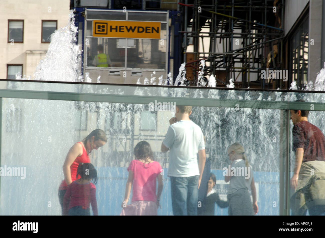 Personen mit Brunnen im Sommer am südlichen Bsnk des Flusses Themse London England uk abkühlen Stockfoto