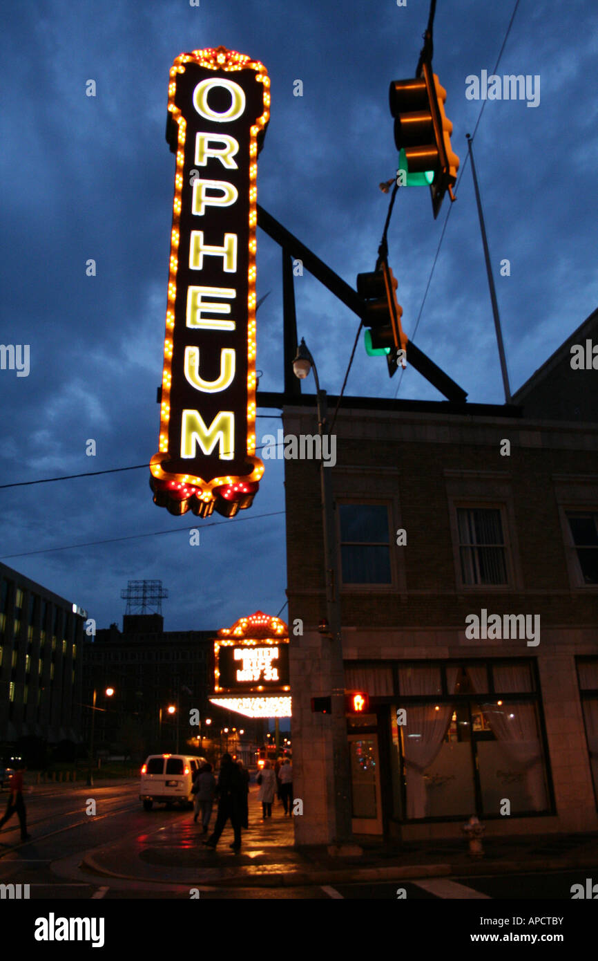 Nachtansicht des Zeichens vor dem Orpheum Theater, Ecke South Main Street und Beale Street, Memphis, Tennessee, Amerika Stockfoto