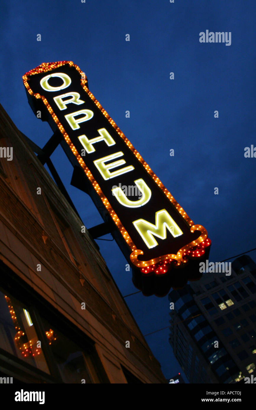 Nachtansicht des Zeichens vor dem Orpheum Theater, Ecke South Main Street und Beale Street, Memphis, Tennessee, Amerika Stockfoto