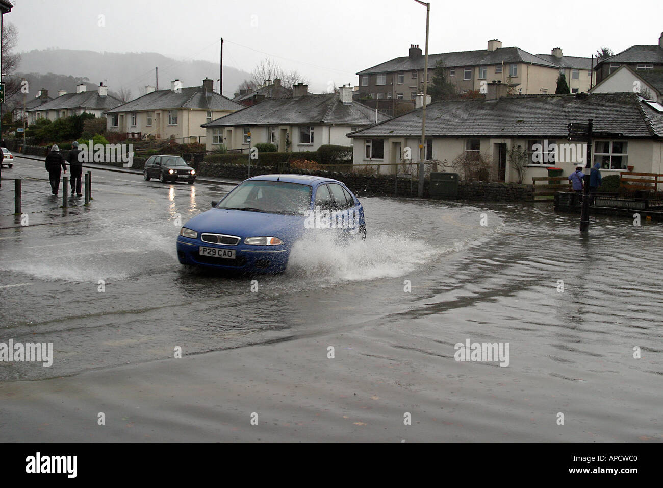 Auto fahren durch Hochwasser in Straße in Keswick während des Hochwassers 2005 Stockfoto