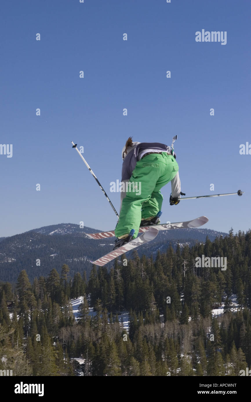 Ein Skifahrer einen Sprung auf Almen in Kalifornien abspringen Stockfoto