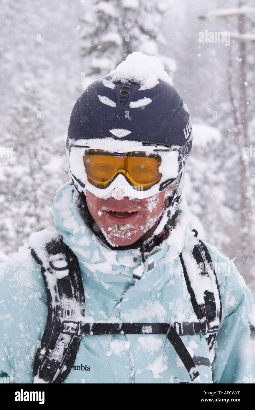 Ein Lächeln auf den Lippen Skifahrer mit Schnee bedeckt an einem stürmischen Tag Almwiesen im Skigebiet in der Nähe von Lake Tahoe, Kalifornien Stockfoto