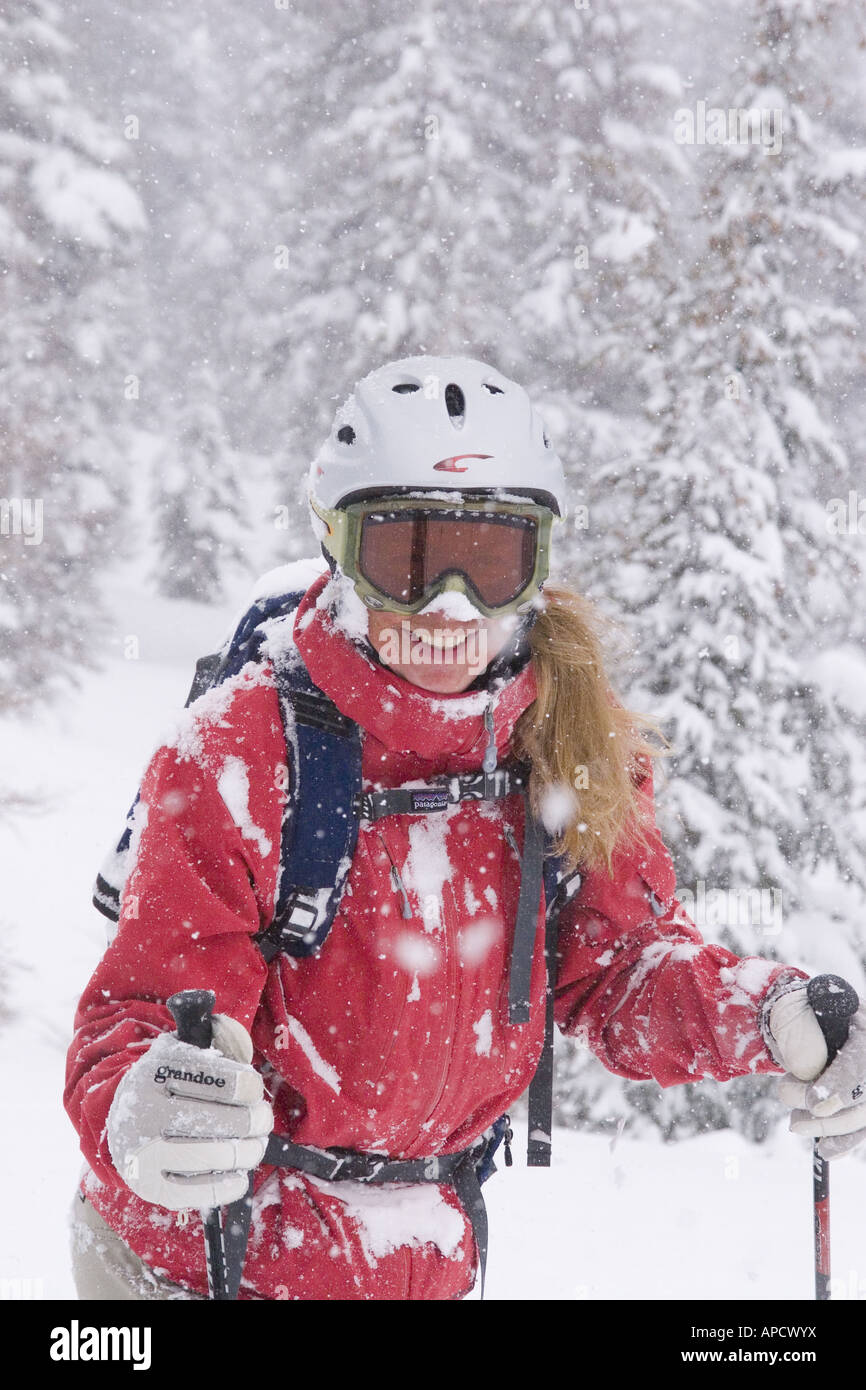 Ein lächelnde Frau Skifahrer mit Schnee bedeckt an einem stürmischen Tag Almwiesen im Skigebiet in der Nähe von Lake Tahoe, Kalifornien Stockfoto