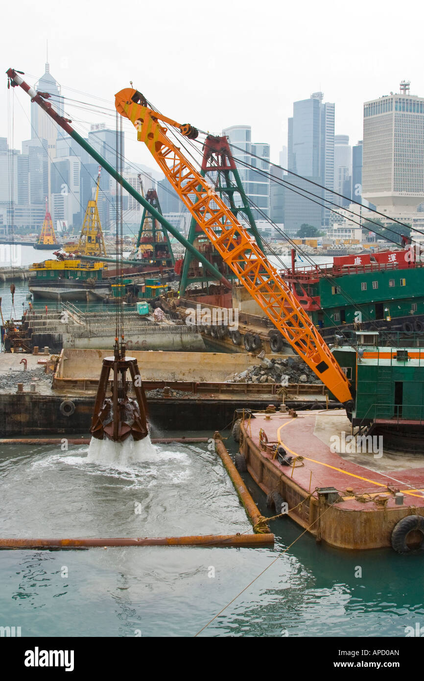 Klaue Kran arbeiten Reclaim Land in Victoria Harbour Central Hong Kong Stockfoto