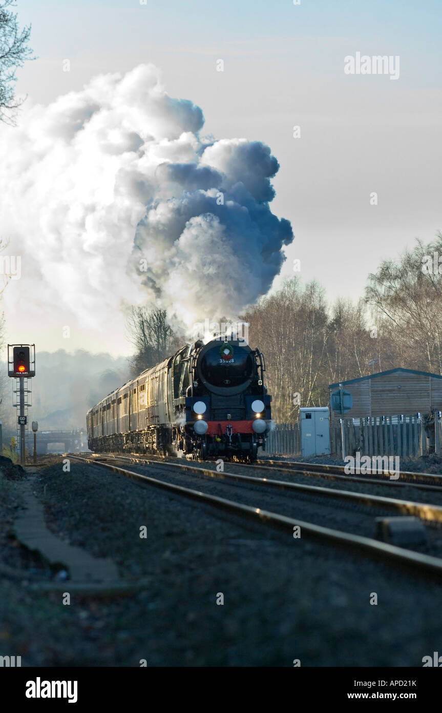 35028 Clan Line Dampflokomotive in der Nähe von Shalford auf der Rückseite zur London Victoria Station aus Guildford Surrey England UK Stockfoto