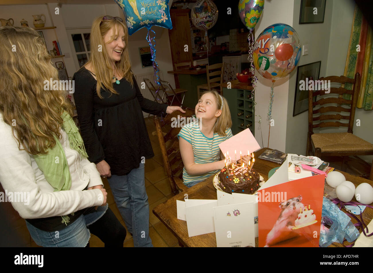 Ein Kind an ihrem Geburtstag mit ihrer Familie feiert mit der heutigen Eröffnung Stockfoto