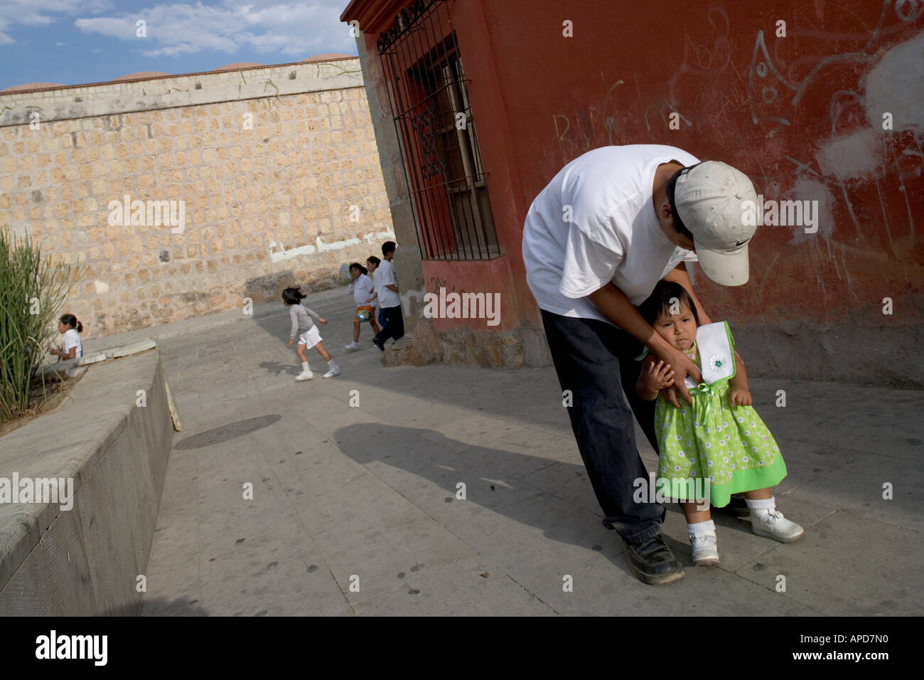 Mexiko Oaxaca Vater lehnt sich um Tochter entlang gepflasterte Straße in der Nähe der historischen Stadt Zocalo abholen Stockfoto