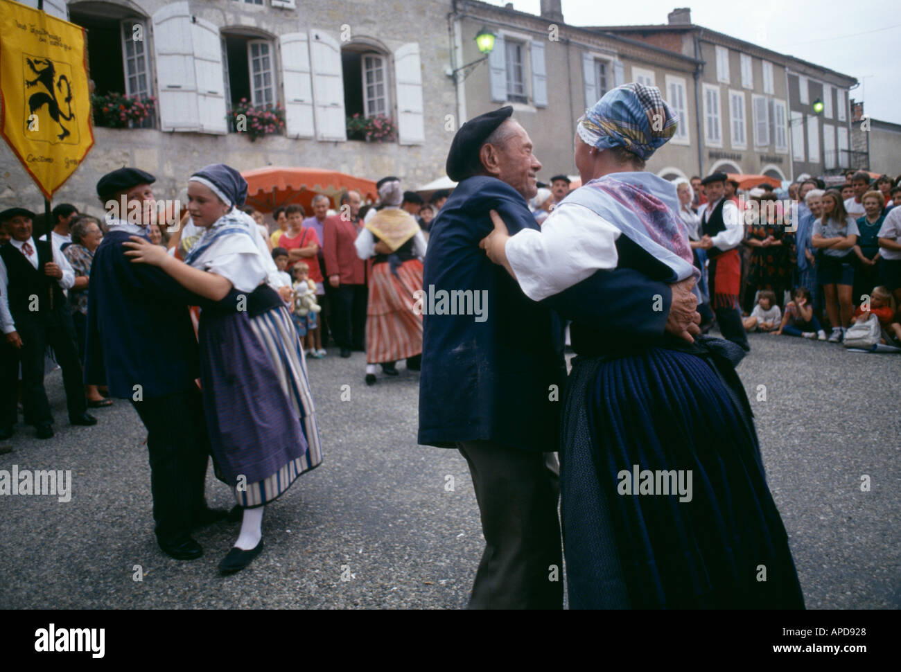 Land-Folklore-Tänze auf einer traditionellen Messe in Saint-Clar in Südwest-Frankreich Stockfoto