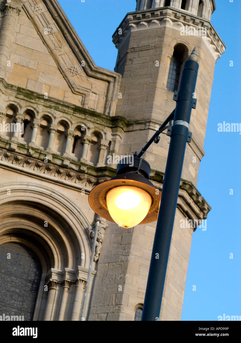 St Annes Cathedral mit Straße Licht Belfast Nordirland Stockfoto