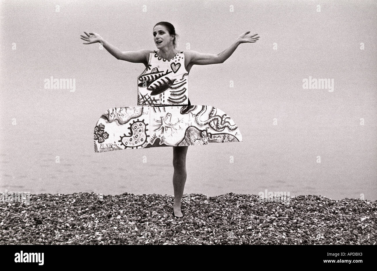 Tänzerin Liz Aggiss probt am Strand von Brighton für ihre Rolle als eine einmalige zwei dimensionale Ballerina in 1993-Festival Beinen Stockfoto
