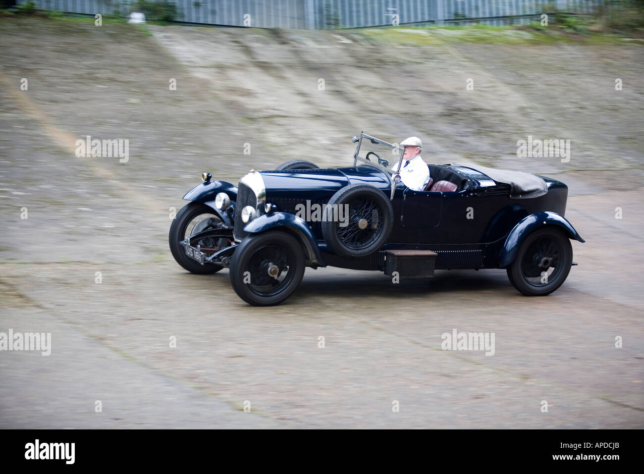 Allan Winn Direktor des Museums Brooklands fährt ein 1929 langen Chassis Blue Label drei Liter Jahrgang Bentley Auto Stockfoto