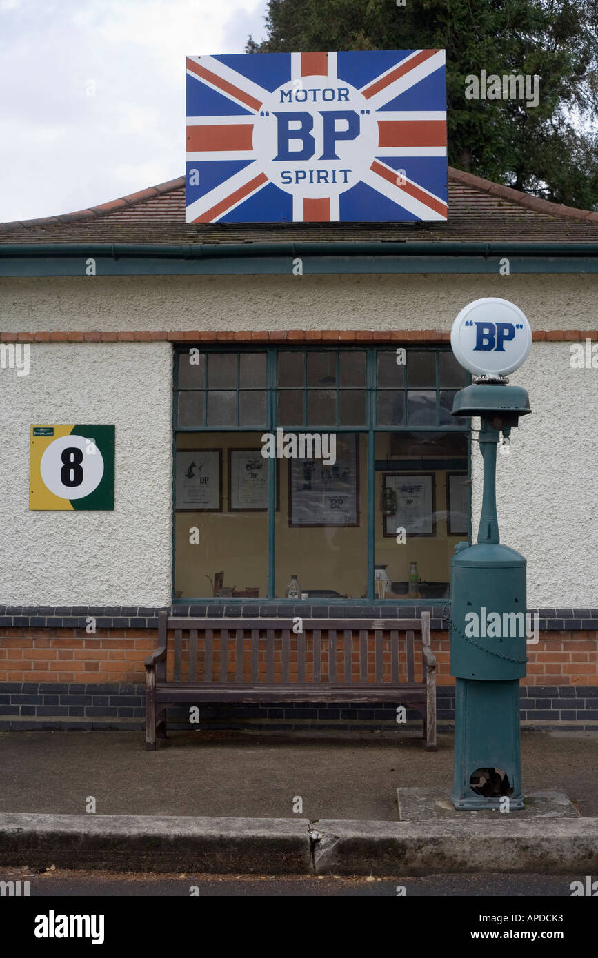 restaurierte Beschilderung im Brooklands Museum Stockfoto