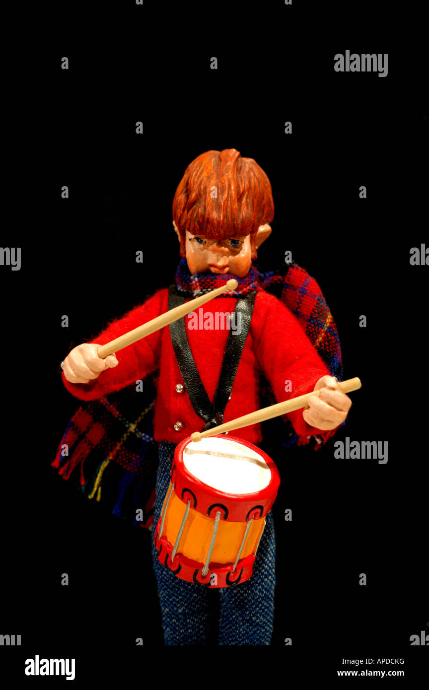 Urlaub-Stillleben. Simpich Charakter-Puppe, Drummer Boy. Eigentum freigegeben. Stockfoto