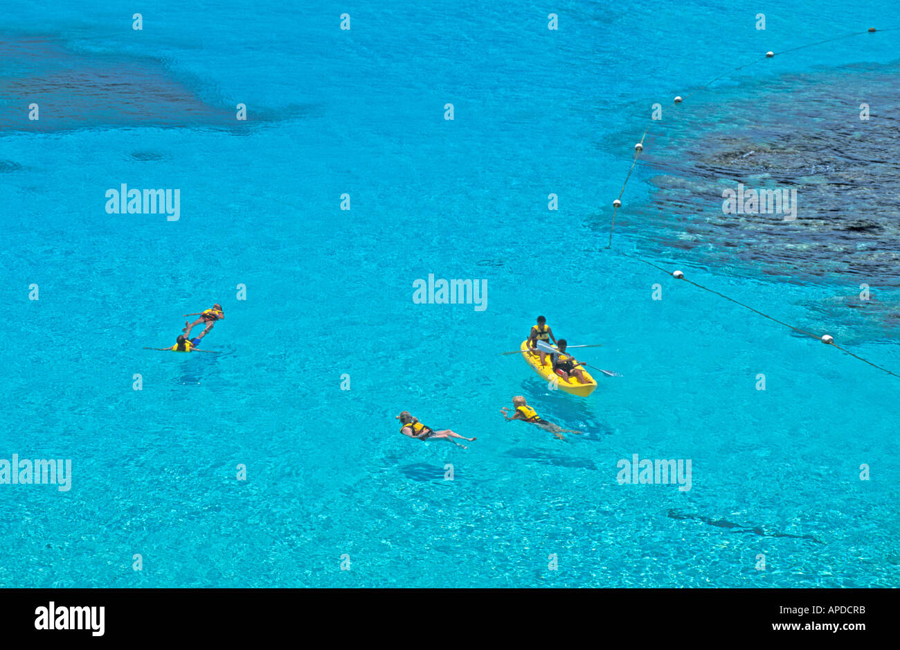 Mexiko Isla Mujeres Garrafon Natural Park Kajak paar Schwimmer helle klare türkisfarbenes Wasser Stockfoto