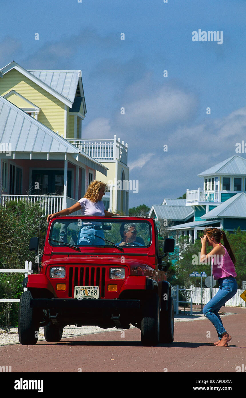 Junge Menschen in einem Jeep, Santa Rosa Island Florida, USA Stockfoto