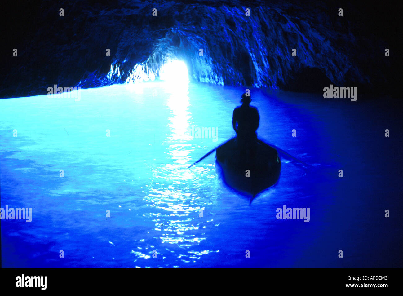 Person in einem Ruderboot auf der blauen Grotte, Capri, Italien, Europa Stockfoto