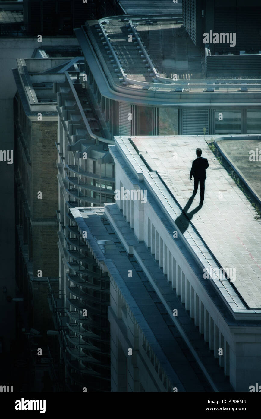 Mann auf Dach Stockfoto