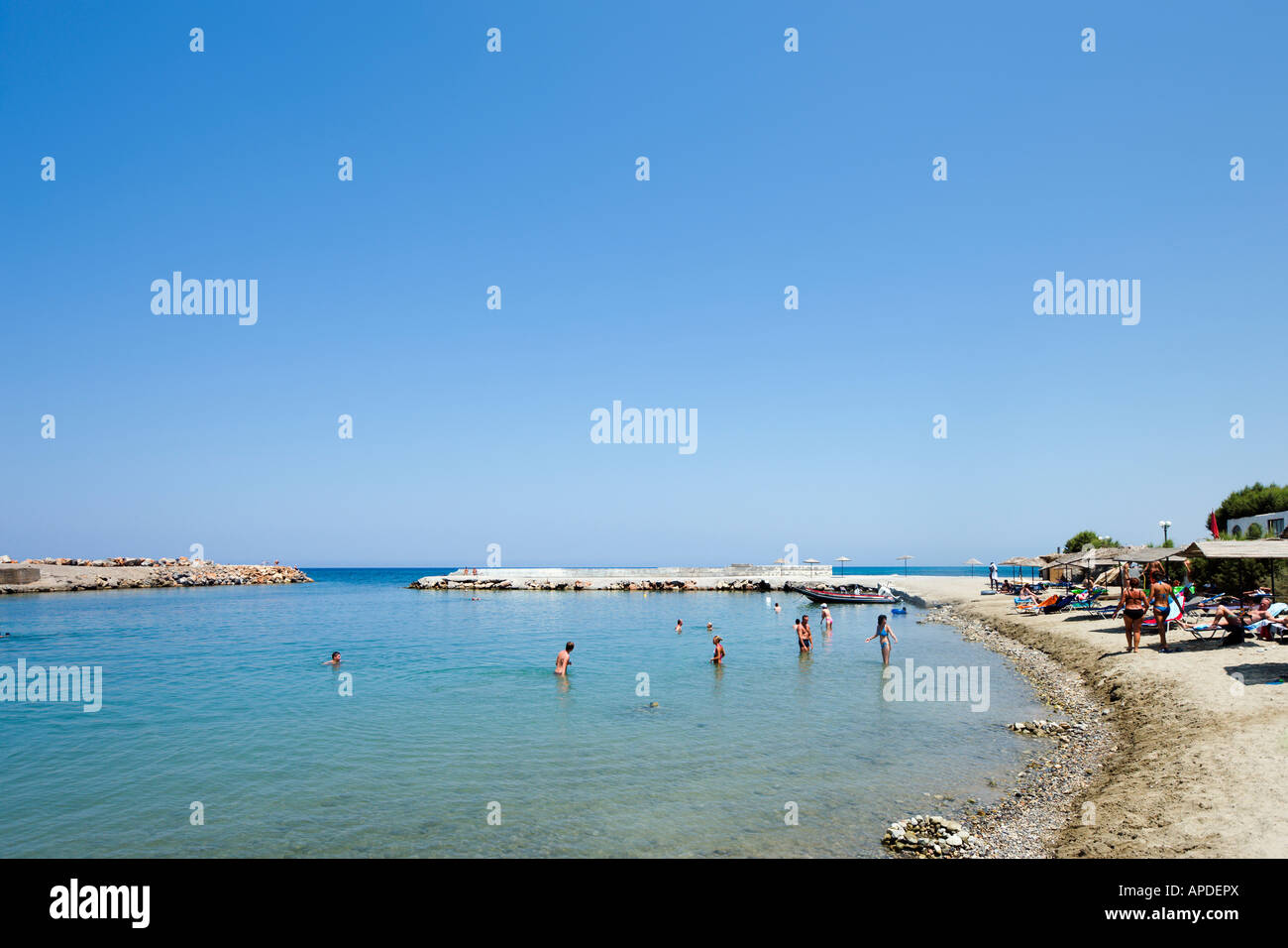 Strand und Hafen, Nordküste, Kato Gouves, Kreta, Griechenland Stockfotografie - Alamy
