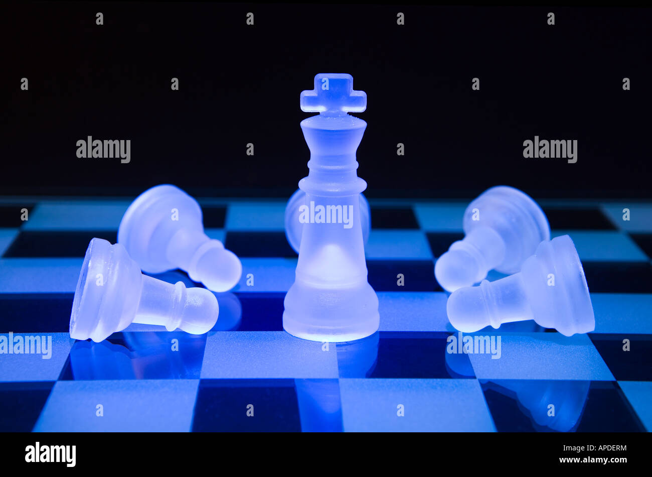 Schach-set Farbe Blau König und 4 Figuren am Schachtisch Stockfoto