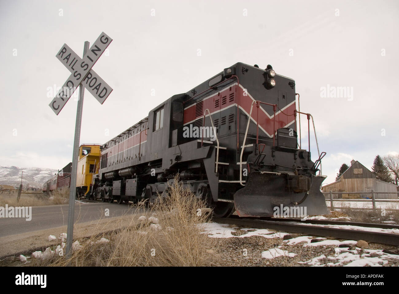 Eine Bahn kreuzt eine Straße in Utah im Winter. Stockfoto