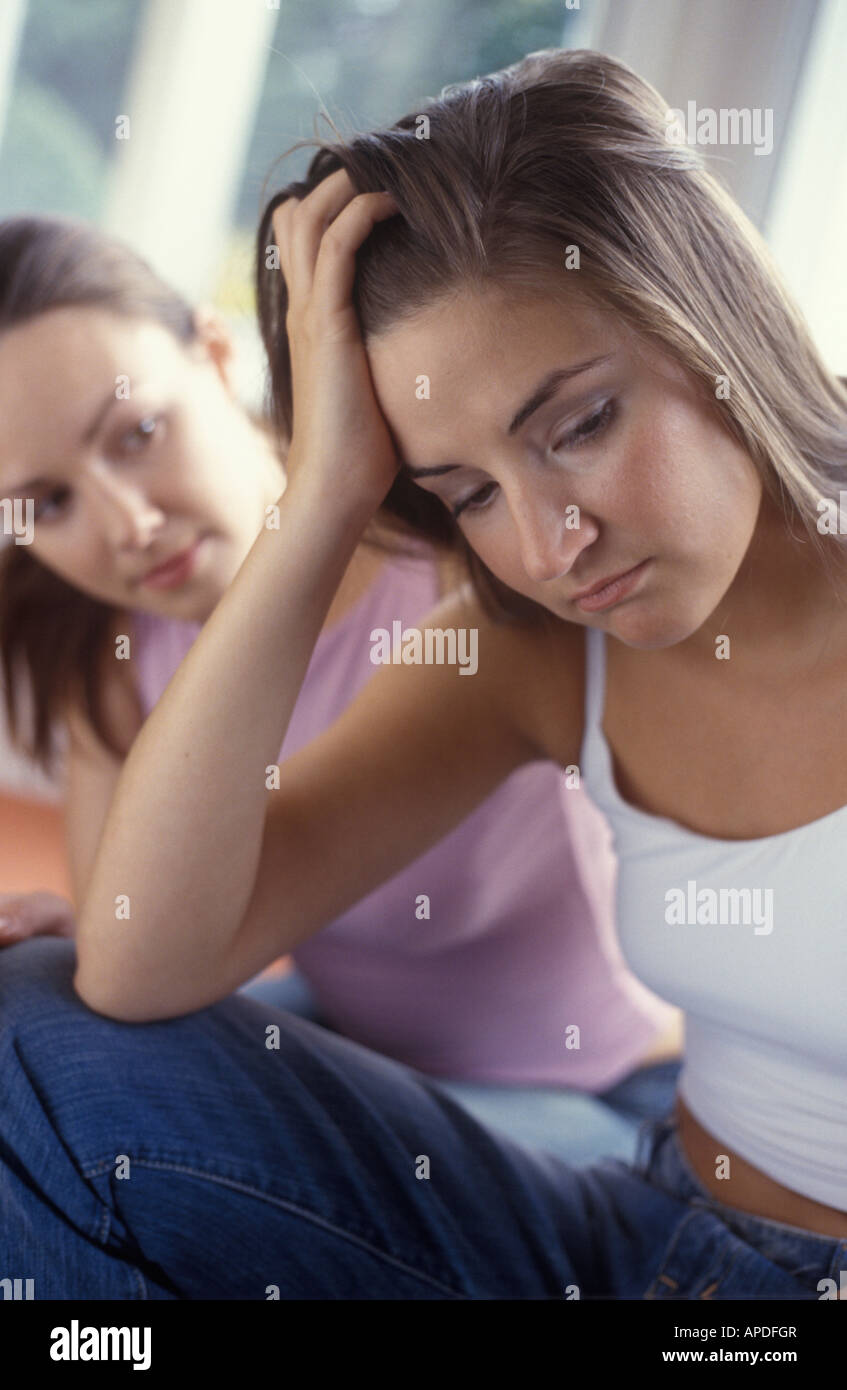 Teenager-Mädchen ihre Freundin trösten Stockfoto