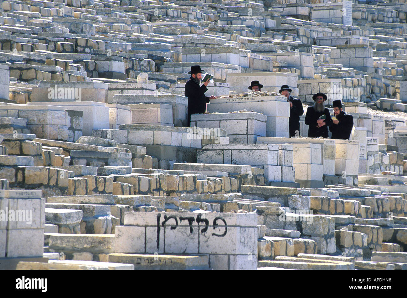 Eine Gruppe von Juden beten, jüdischer Friedhof, Ölberg, Jerusalem, Israel Stockfoto