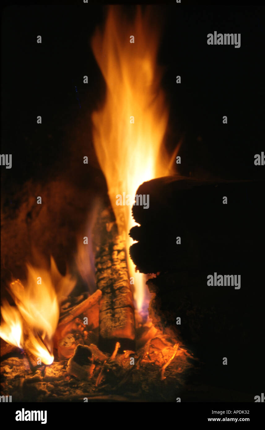Flammen eröffnen das Feuer Stockfoto