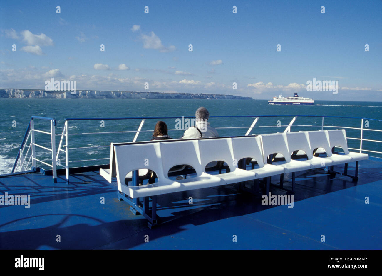 Menschen auf einer Fähre mit Blick auf die Kreidefelsen von Dover, England Stockfoto