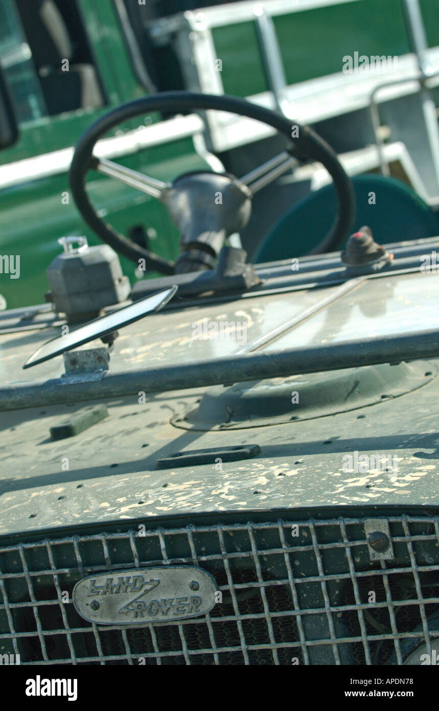 Land Rover Serie 1 und Serie-3 im Hintergrund Stockfoto