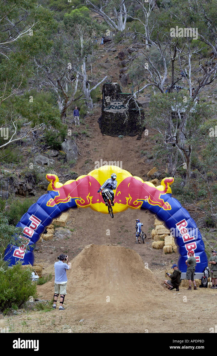 Ein Fahrer überquert die Ziellinie beim Extreme Red Bull Event in Jindabyne Snowy Mountains Australien Januar 2002 Stockfoto