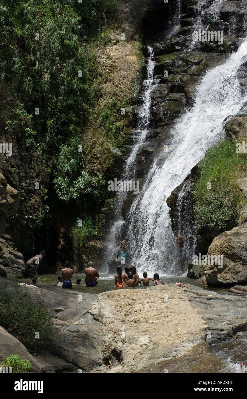 Lokale Leute Baden in Rawana Ella fällt, Sri Lanka © Mark Shenley Stockfoto