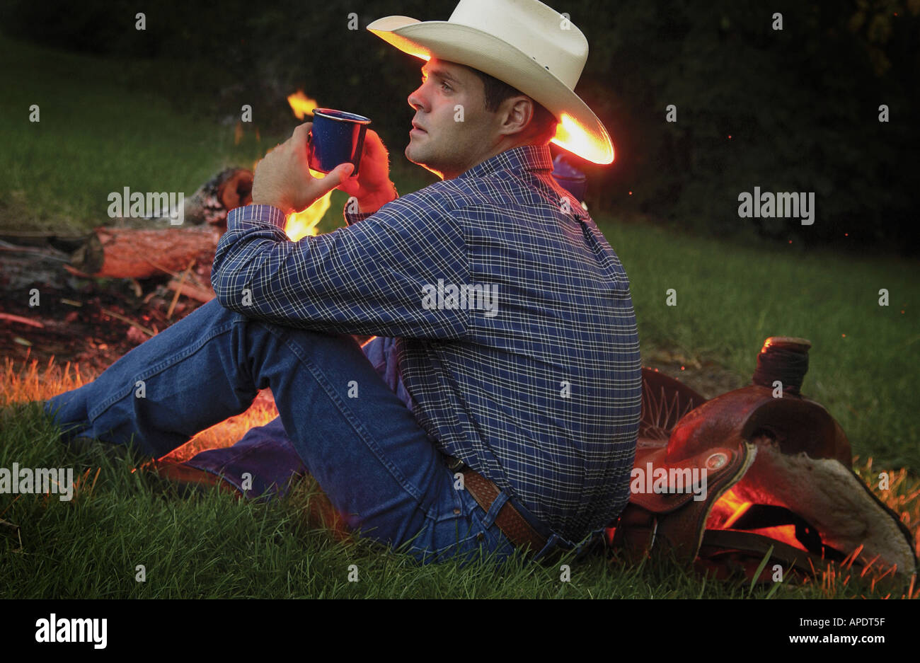Cowboy in der Nähe von Lagerfeuer Stockfoto