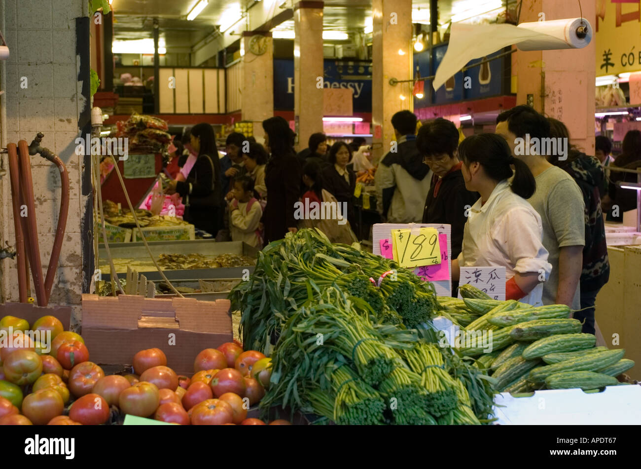 Lebensmittel Shopper in Chinatown in San Francisco Obst Gemüse Gewürze und Kräuter Shopper Stockfoto