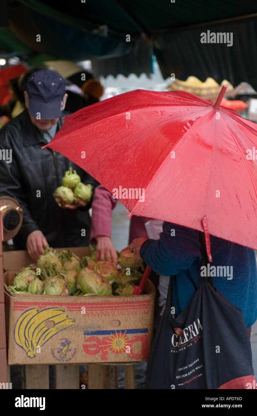 Lebensmittel Shopper im outdoor-Markt in San Francisco Chinatown Stockfoto
