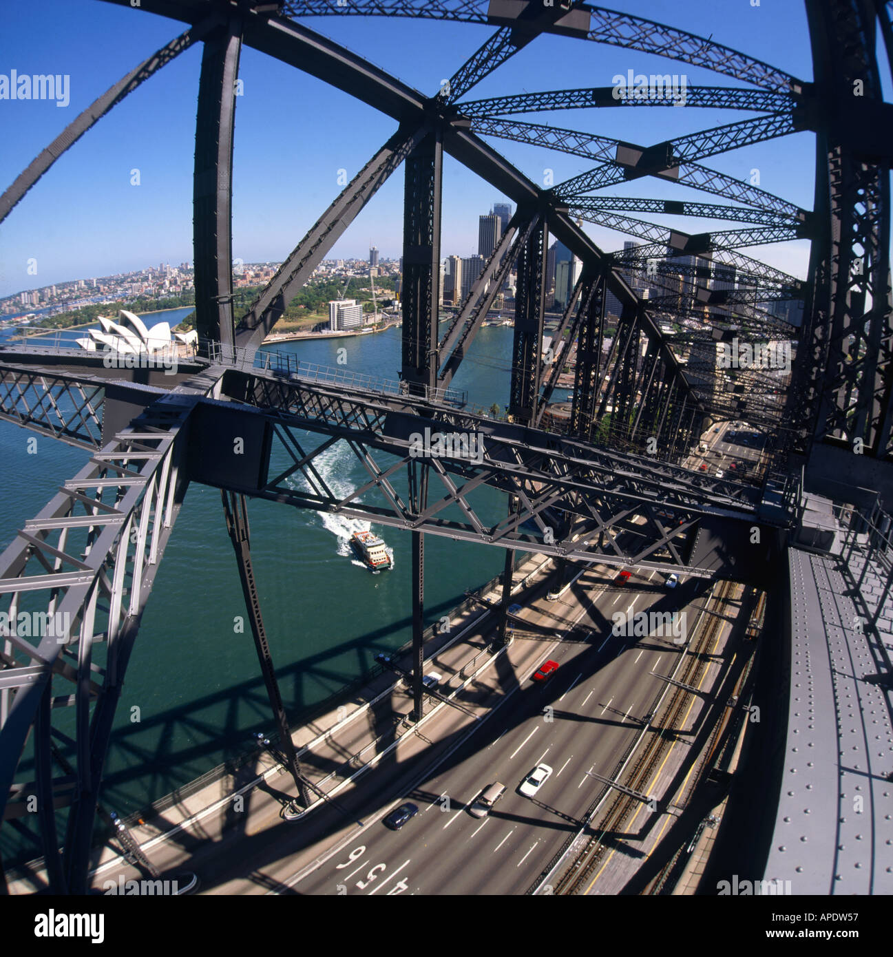 Blick vom innerhalb der metallischen Träger Überbau der Sydney Harbour Bridge mit Bennelong Point Opernhaus Sydney Australia Stockfoto