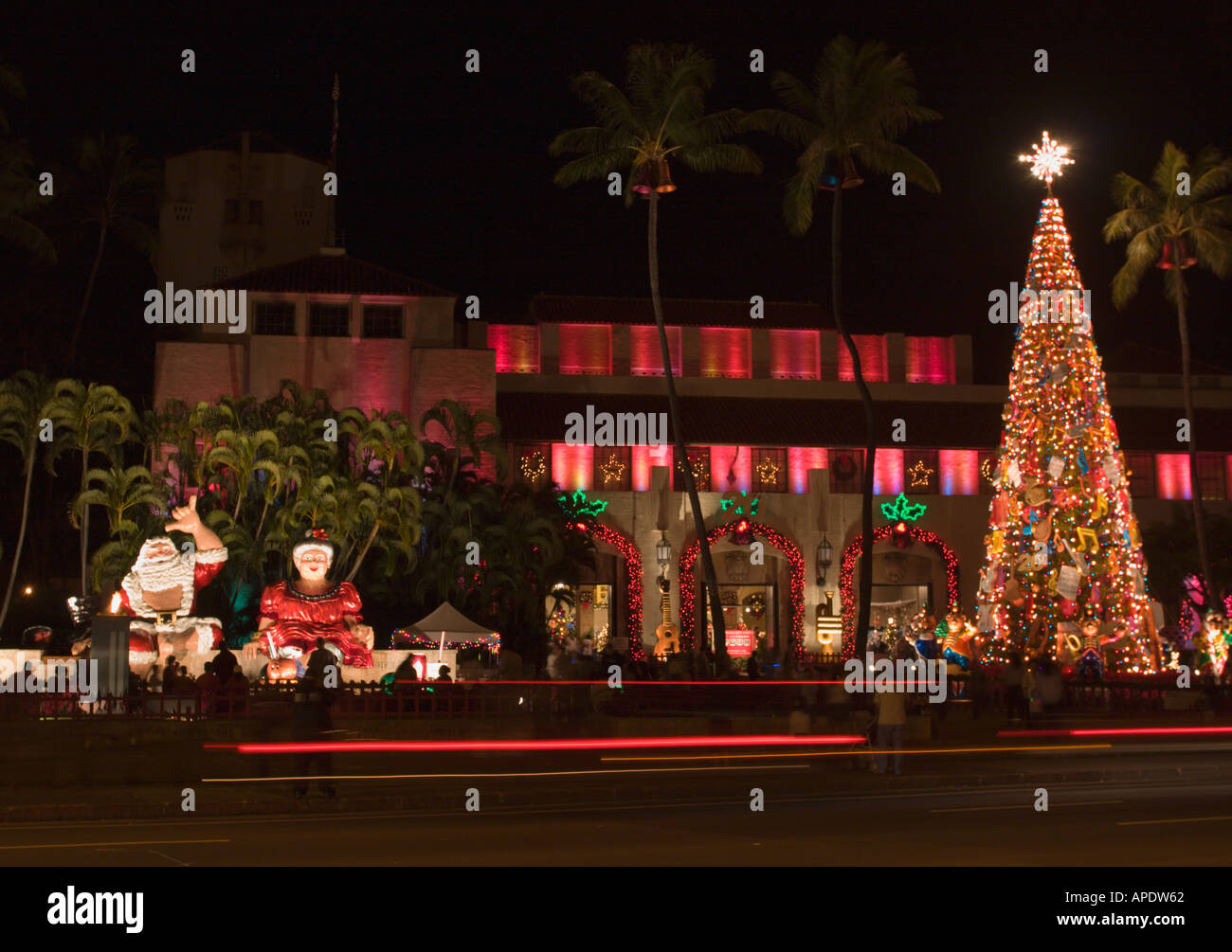 Weihnachten Spielzeug zweistellig nachts beleuchtet & hell erleuchtet Spitzen hoch Stern gekrönt Xmas Baum Honolulu Insel Oahu Hawaii Stockfoto
