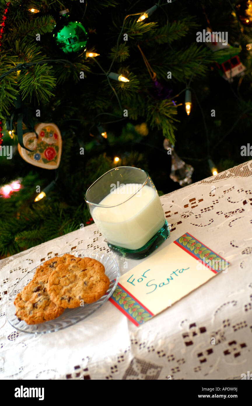Urlaub-Stillleben. Weihnachtsgebäck & Milch für den Weihnachtsmann. Eigentum freigegeben. Stockfoto