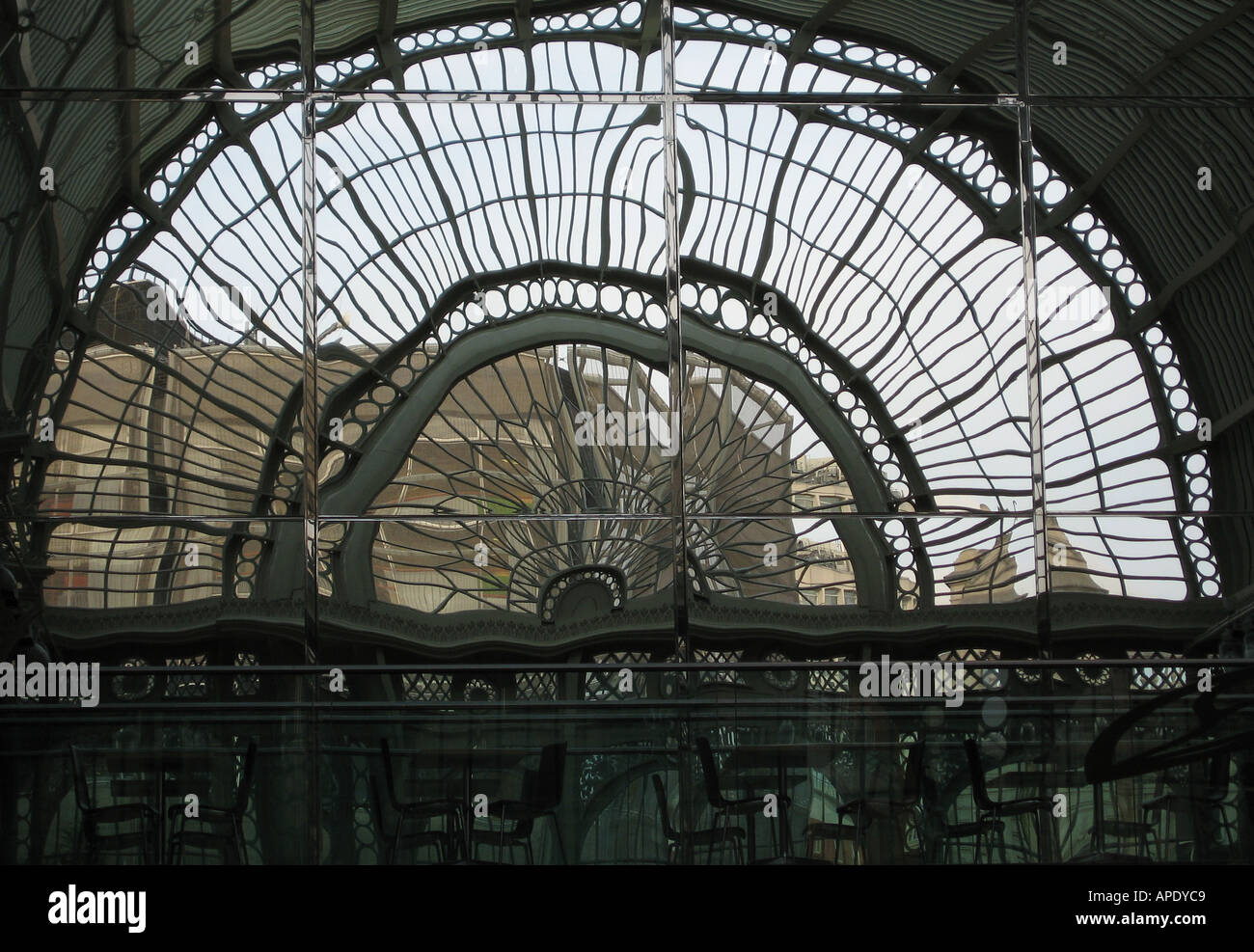 Reflexionen in der Floral Hall des Royal Opera House Covent Garden Stockfoto