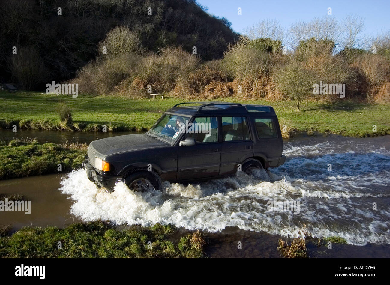 4 x 4 Auto fahren durch einen Fluss. Stockfoto