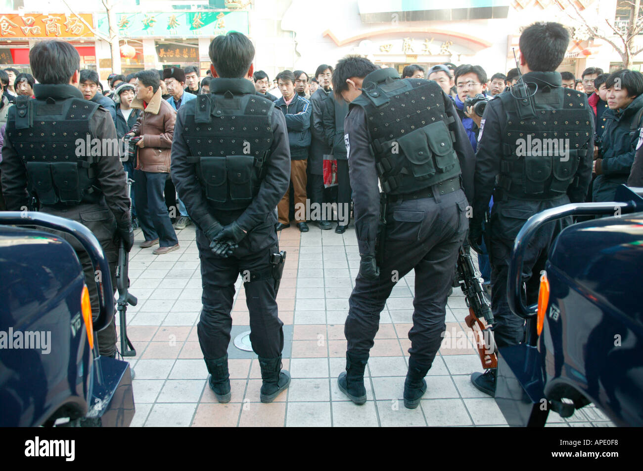 Chinesische SWAT-Teams und ihre Waffen während einer öffentlichen demonstration Stockfoto