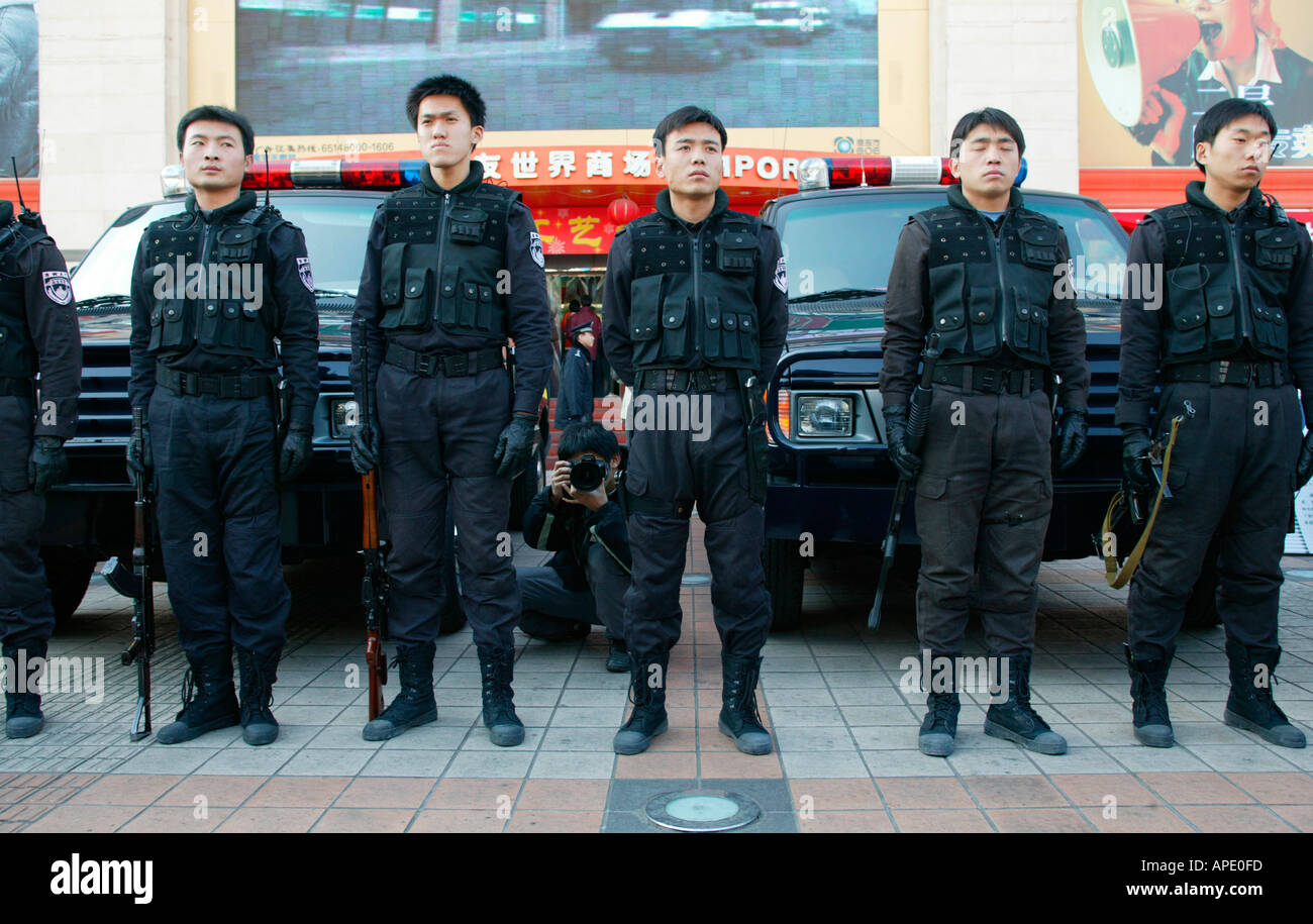 Chinesische SWAT-Teams und ihre Waffen während einer öffentlichen demonstration Stockfoto