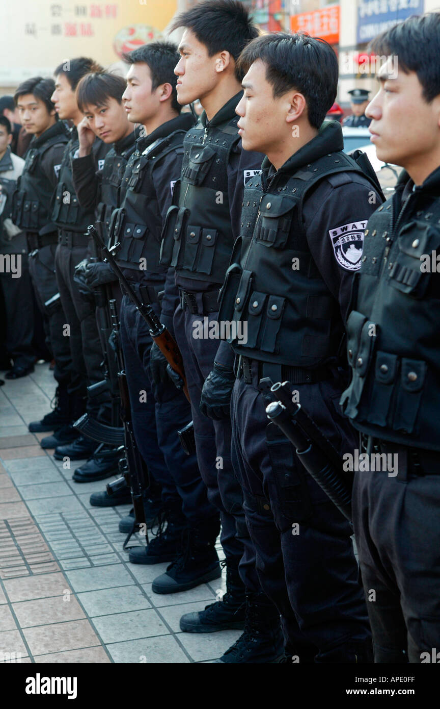 Chinesische SWAT-Teams und ihre Waffen während einer öffentlichen demonstration Stockfoto